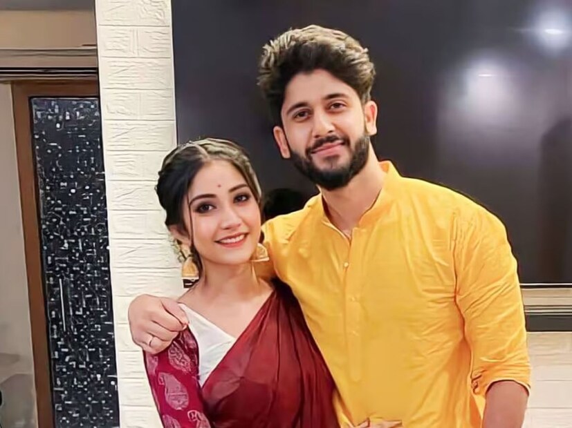 ‘মিঠাই’ ধারাবাহিকে আদৃতের দিদির চরিত্রে দেখা গিয়েছিল কৌশাম্বিকে। সেখান থেকেই আলাপ দু’জনের। তারপর নাকি বন্ধুত্ব, পরিশেষে প্রেম।