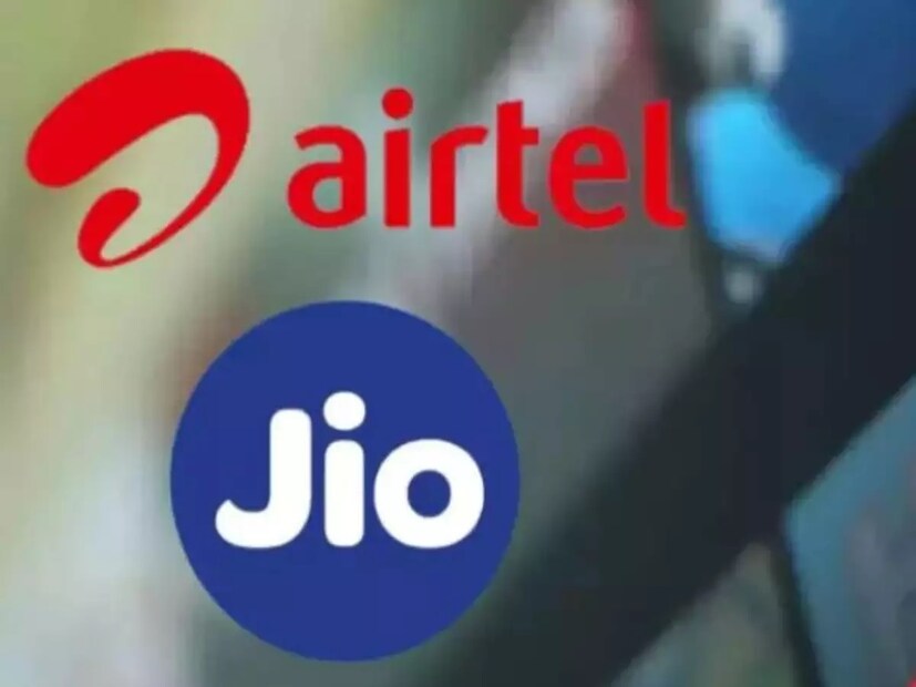 *এই প্ল্যান চালু করার উপায়ঃ নিজেদের WhatsApp নম্বর থেকে ৭০০০০ নম্বরে মিসড কল দিয়ে Jio Plus পরিষেবা সক্রিয় করা যেতে পারে। তারপর পোস্টপেড সিমের বিনামূল্যে হোম ডেলিভারির জন্য একটি অনুরোধ জমা দিতে হবে। নিজেদের পরিবারের তিন সদস্যের জন্য সিম পাওয়ার একটি বিকল্প থাকবে। সংগৃহীত ছবি। 