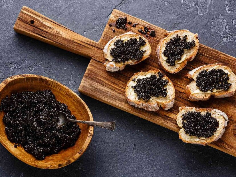 Costliest Food Almas Caviar: যেখানে সবচেয়ে দামি আলমাস ক্যাভিয়ার আসে ইরানের অ্যালবিনো স্টার্জন মাছ থেকে। জেনে অবাক হবেন, আলমাস ক্যাভিয়ারের দাম লক্ষাধিক টাকা, যার কারণে এটি বিশ্বের সবচেয়ে ব্যয়বহুল খাবার হিসাবে বিবেচিত হয়। 