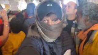 মুখ ঢেকে ছদ্মবেশ ধরে ভক্তদের ভিড়ে মিশেও শেষরক্ষা হল না, রাম লালা ঠিক চিনে ফেললেন এই অভিনেতাকে; ভাইরাল হল ভিডিও মুখ ঢেকে ছদ্মবেশ ধরে ভক্তদের ভিড়ে মিশেও শেষরক্ষা হল না, রাম লালা ঠিক চিনে ফেললেন এই অভিনেতাকে; ভাইরাল হল ভিডিও