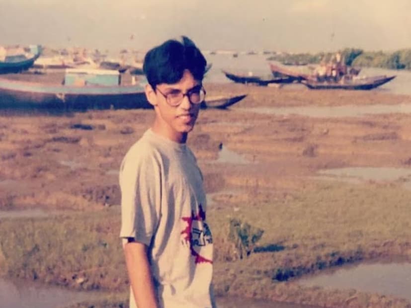 সম্প্রতি সোশ্যাল মিডিয়ায় ভাইরাল এই ছবি। বর্তমানে ইনি একজন টলি তারকা। তিনি নিজেই স্যোশাল মিডিয়ায় এই ছবি শেয়ার করে নিয়েছেন।