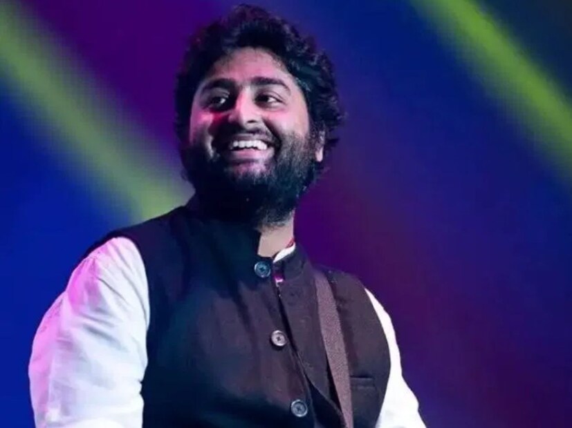 অরিজিৎ সিং সাক্ষাৎকারে জানান, 'যদি AI-এর বিষয়টা ঠিক করে না জানি তাহলে পিছিয়ে পড়ব।' তবে এট নিয়ে যে তিনি খুব চিন্তিত তা একেবারেই হয়। এটাকে তিনি থ্রেট হিসেবে দেখছেন না। বরং কীভাবে এটি থেকে উপযোগিতা পাওয়া যায় সেটা নিয়েই তিনি বেশি আগ্রহী।