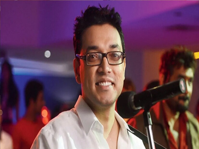 প্রস্মিতার সঙ্গে প্রেমের গুঞ্জন চলাকালীন অনুপম রায় জানিয়েছিলেন, তিনি দীর্ঘ এক দশক ধরে প্রস্মিতাকে চেনেন৷ এমনকী বন্ধুত্ব থেকে প্রেমের গুঞ্জনও অস্বীকার করেন তিনি৷ তবে জন্মদিন আসার আগেই এখন বন্ধু থেকে অনুপমের হবু স্ত্রী প্রস্মিতা৷