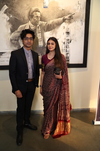 বড় পর্দা আর প্রিমিয়ারের প্রসঙ্গে জয়দীপের আরও একটা বক্তব্য ভাগ না করে নিলেই নয়। তিনি জানিয়েছেন যে, প্রথম যখন এই প্লট তাঁর মাথায় আসে, তখন ওটিটি ছিল না। ফলে, একটা পূর্ণদৈর্ঘ্যের ছবির মতো করেই সাজানো হয়েছিল গল্প। পরে যখন দেখা গেল এর কাহিনিরেখায় রয়েছে নানা নাটকীয় মোচড়, তখন একে ওটিটি-র আদলে গড়ে তোলা হল। ফলে, এই প্রিমিয়ার পরিচালকের কাছে স্বপ্নপূরণ তো বটেই। 