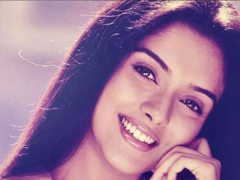 কিন্তু বলিউডে এমন এক অভিনেত্রী রয়েছেন যিনি বহু সফল সিনেমার নায়িকা হয়েও এখন সিনে জগত্‍ থেকে অনেক দূরে। বলিউডের এক প্রতিষ্ঠিত নায়িকার জীবনে এমনই ঘটনা ঘটেছে। নায়িকা অভিনয় জীবন শুরু হয়েছিল দক্ষিণী সিনেমাতে অভিনয় করে। 