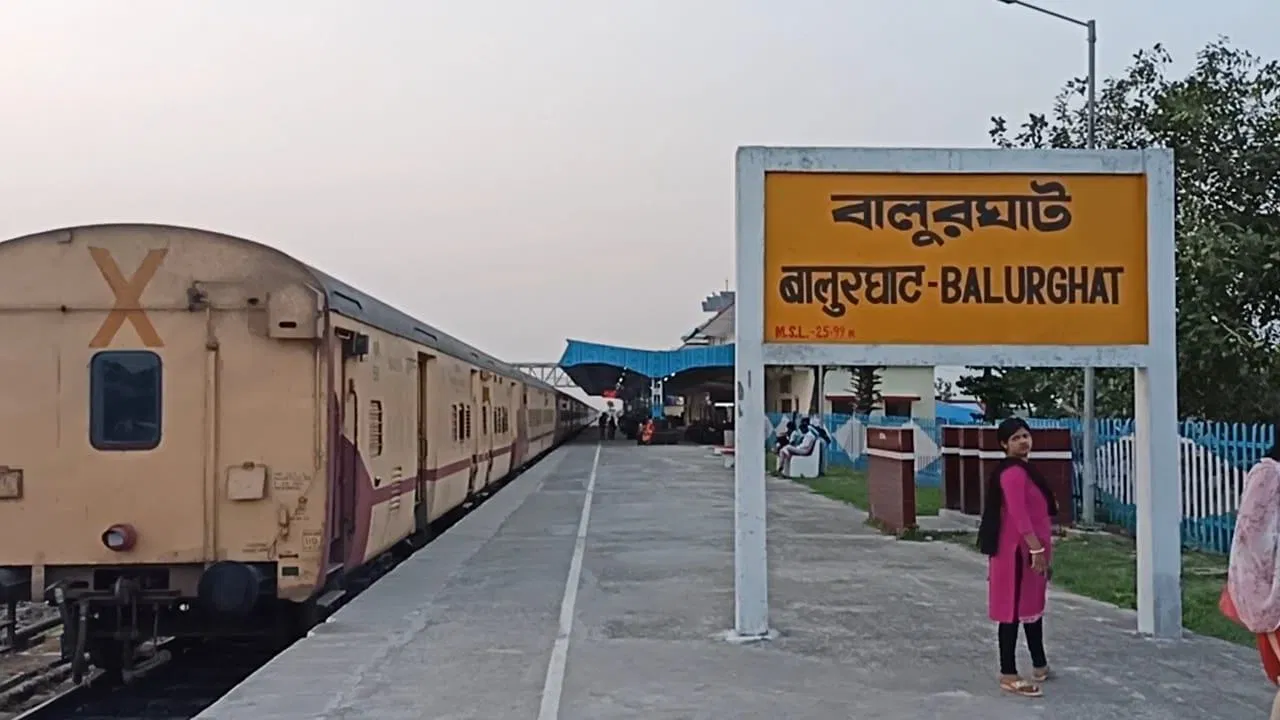 নতুন এই রুটের এই ট্রেনটিতে স্লিপার বার্থ এর সংখ্যা ৩২০টি। তা সত্ত্বেও স্লিপার বার্থের জন্য প্রচুর লম্বা ওয়েটিং লিস্ট দেখা যাচ্ছে ইতিমধ্যেই। এছাড়া ফাস্ট এসির বার্থ-এর ক্ষেত্রেও চাহিদা ক্রমশ বেড়েই চলেছে।