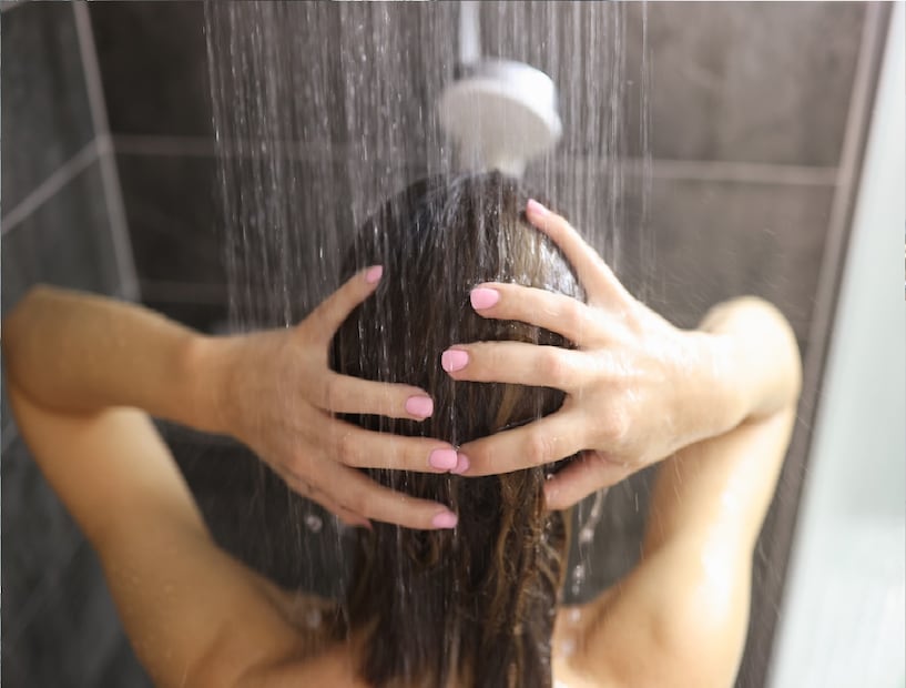 Shampoo During Periods: ডঃ নরেন্দ্র বলেন, “মাথার ত্বক এবং আপনার সারা শরীরের ত্বক আসলে জলরোধী। তাই জল শোষণ করতে পারে না। এবং সেই ঠান্ডা শক্তি আপনার জরায়ুতে এভাবে সঞ্চারিত হতে পারে না।’’
