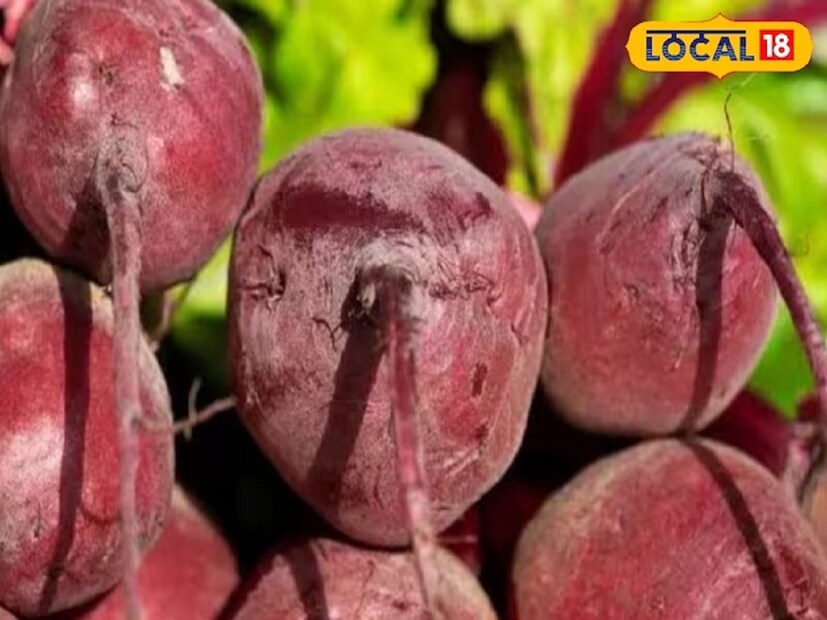 বিটরুটে উপস্থিত ফাইবার আমাদের ত্বকের জন্যও খুবই উপকারী। এর জন্য বিটরুটের রস মুখে লাগানো যেতে। এতে ত্বক যেমন পরিষ্কার হয়, তেমনই ত্বকের রঙও উজ্জ্বল হয়। তেমনই যাঁরা চুলে রঙ করতে চান, তাঁরাও প্রাকৃতিক রঙ হিসেবে হেনার সঙ্গে বিটরুট মিশিয়ে লাগাতে পারেন। এতে চুলে জেল্লার পাশাপাশি স্বাস্থ্যও বজায় থাকবে। চুল ছাড়াও বিটরুট ঠোঁটেও লাগানো যেতে পারে। এতে ঠোঁটের কালচে ভাব দূর হয় এবং ঠোঁটের রঙ গোলাপি হয়।