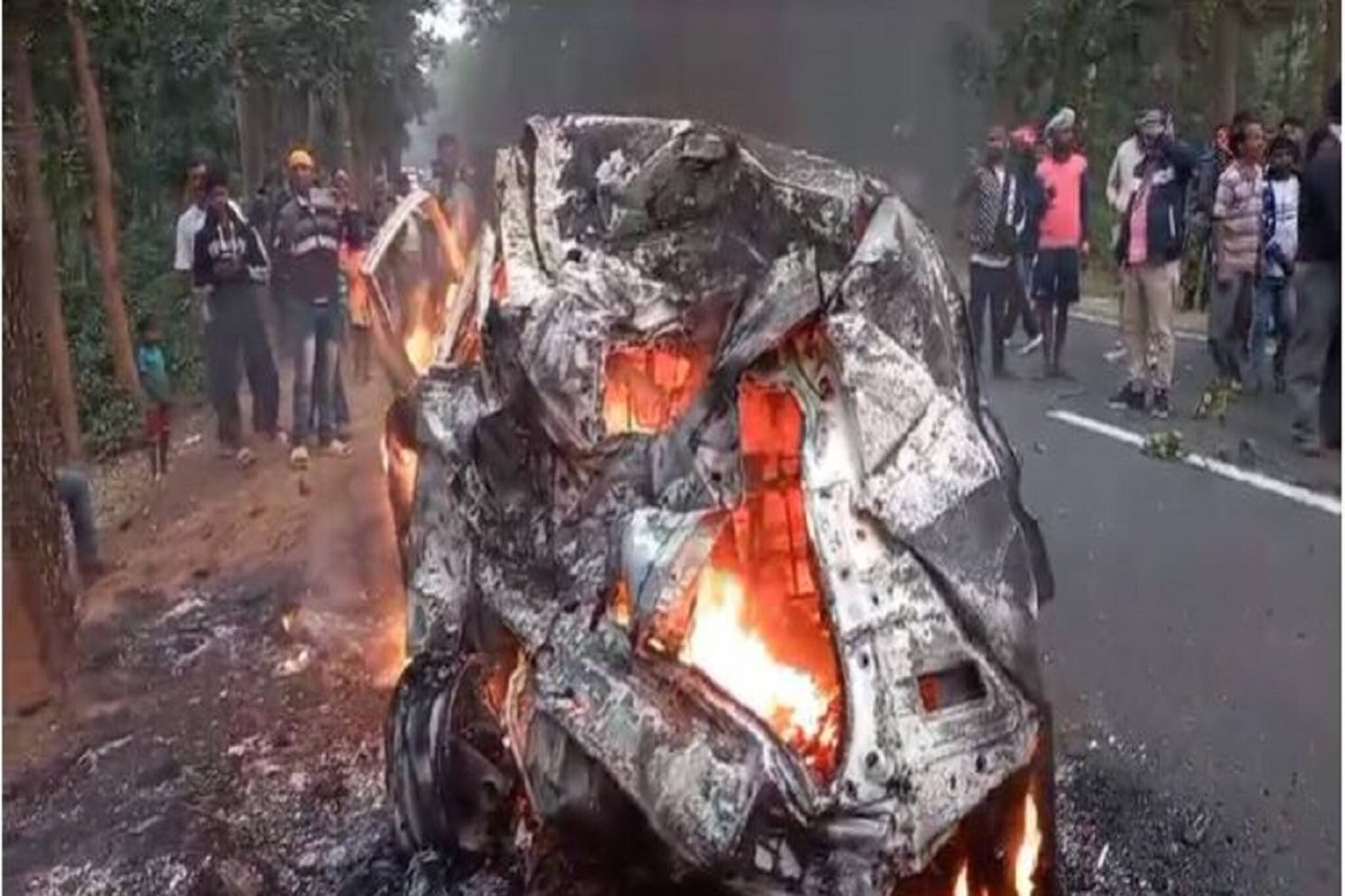 দুর্ঘটনায় গাড়িতে আগুন, শালবনীর জঙ্গলে জীবন্ত দগ্ধ দম্পতি! দেখুন ভিডিও