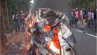 এ ভাবেই আগুন ধরে জ্বলে যায় গাড়িটি৷ এ ভাবেই আগুন ধরে জ্বলে যায় গাড়িটি৷