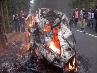 এ ভাবেই আগুন ধরে জ্বলে যায় গাড়িটি৷ 