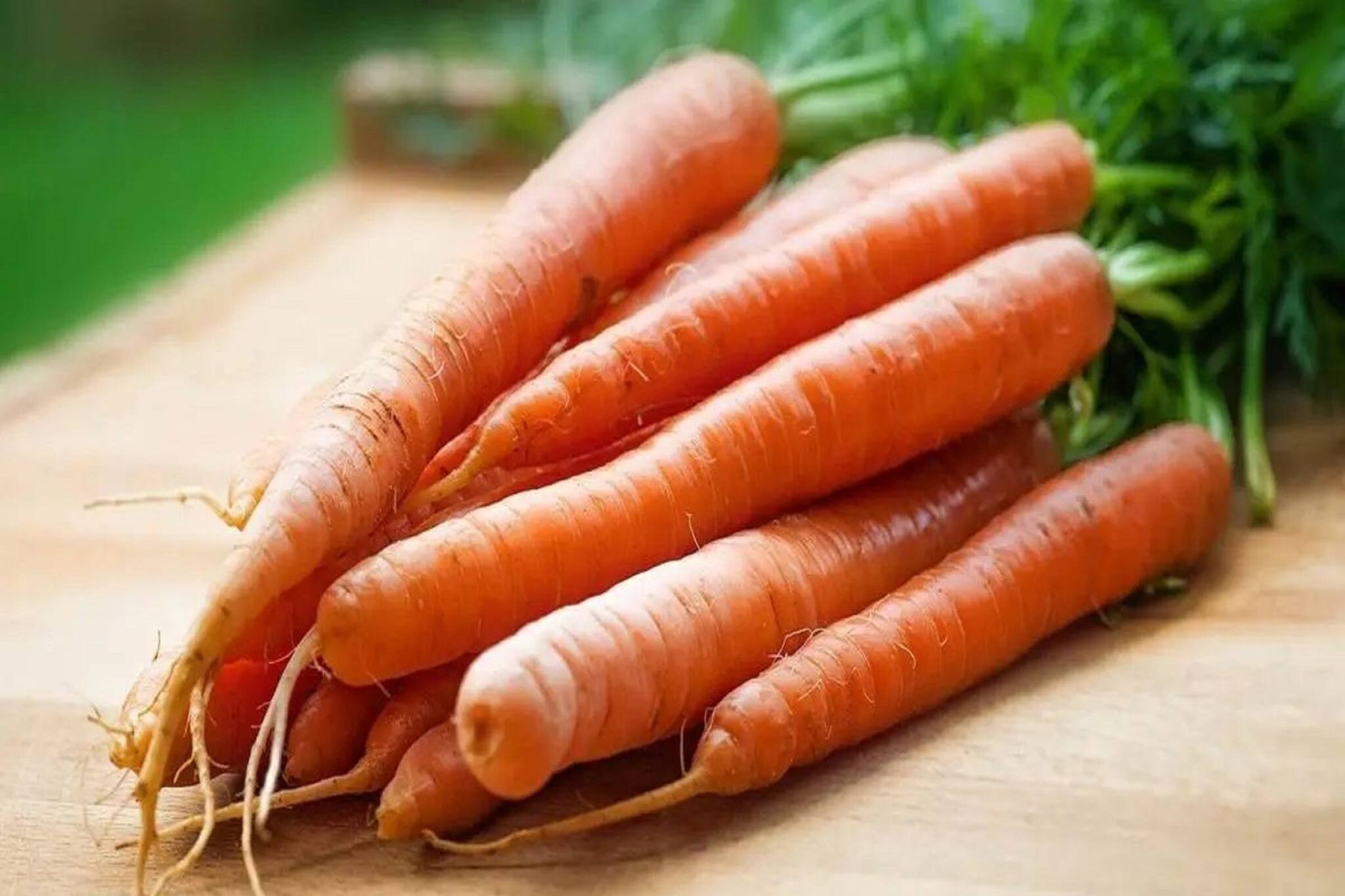 ফলের মতো কাঁচা, সবজির মতো রান্না করেও গাজর খাওয়া যায়! তাহলে গাজর ফল না সবজি?