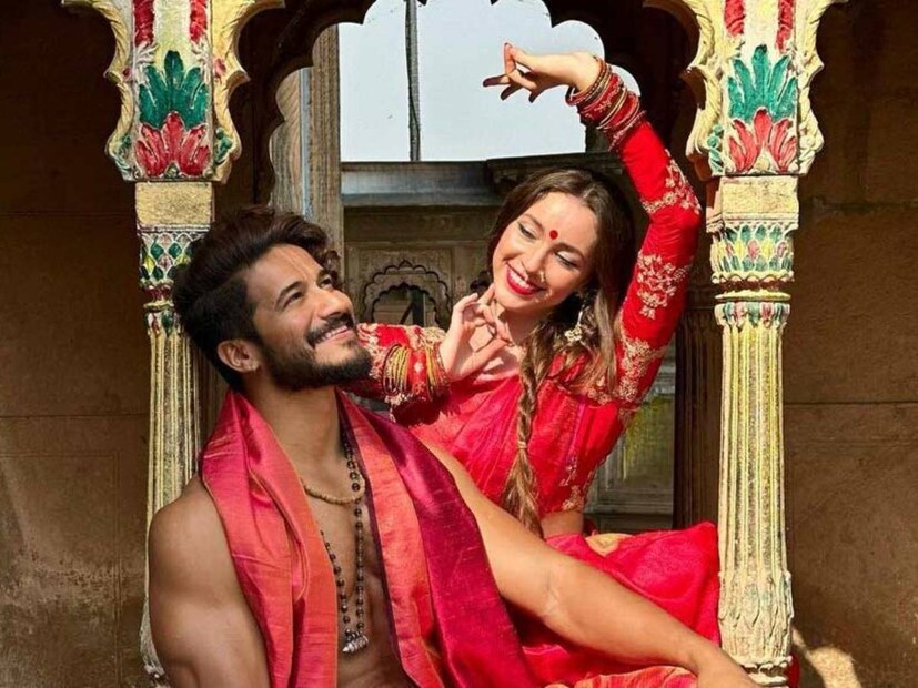 ধন্দ তৈরি হয়েছে চিন্তামণির ক্যাপশনে, তিনি লিখেছেন, ‘ছোট্ট সারপ্রাইজ’। তাঁদের কমেন্ট বক্সে একাধিক নেটিজেনের প্রশ্ন, ব্যাপারটা কী, তোমাদের কি সন্তান রয়েছে, তোমরা কি দত্তক নিয়েছ? তুমি অন্তঃসত্ত্বা কবে ছিলে?