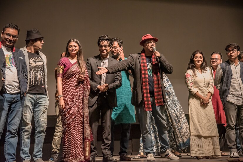 আসলে বড় পর্দায় ছবি দেখার একটা আনন্দ থাকেই, ওটার ম্যাজিক বাদ দেওয়া যায় না। প্রিমিয়ারে ঠিক সেই কথাটাই বলছিলেন ছবির পরিচালক জয়দীপ বন্দ্যোপাধ্যায়। সঙ্গে এও জানাতে ভোলেননি যে ‘অলক্ষ্মীজ ইন গোয়া’-র সাফল্যের পরে ‘রাজা রানি রোমিও’ একই পথে এগিয়ে চলেছে, বন্ধুরা এবং দর্শকরা সবাই প্রশংসা করেছেন ছবির, ফেসবুকে জমছে ইতিবাচক রিভিউয়ের ভিড়, সেগুলো শেয়ার আর সাফল্য আস্বাদনের মধ্যেই আপাতত দিন কাটছে তাঁর।