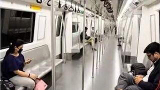 চলন্ত মেট্রোতেই একে অপরকে জড়িয়ে ধরে ঘনিষ্ঠ হলেন যুগল! ভাইরাল ভিডিও ঘুম ওড়াল নেটিজেনদের (Representative Image)