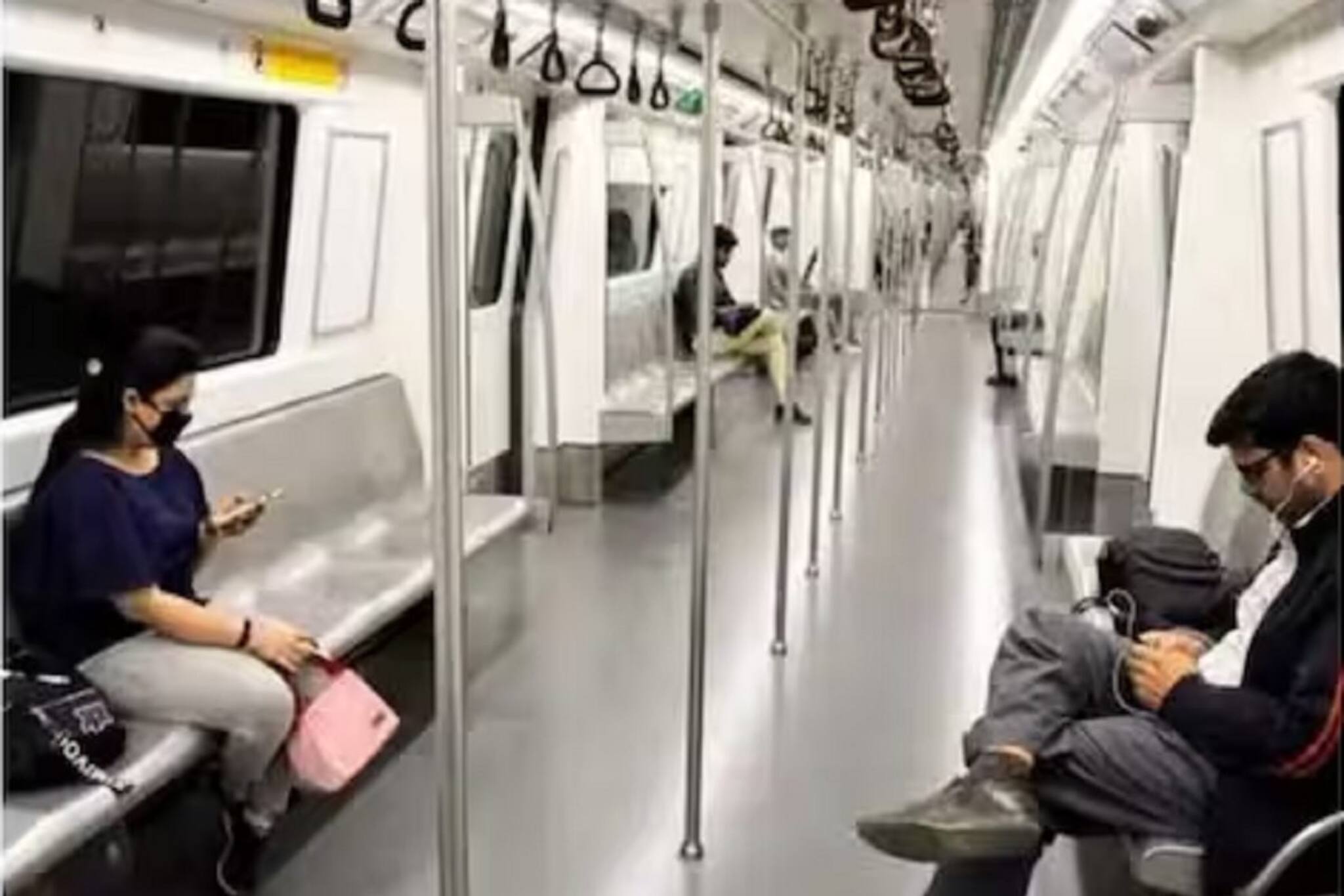 ফের শিরোনামে দিল্লি মেট্রো; চলন্ত মেট্রোতেই একে অপরকে জড়িয়ে ঘনিষ্ঠ হলেন যুগল!