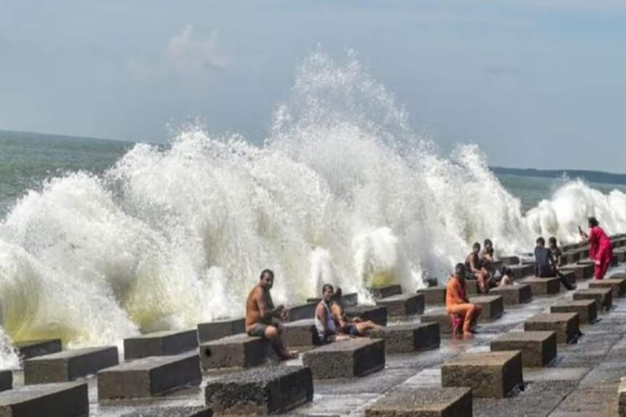 লণ্ডভণ্ড দিঘা! কয়েক মিনিটের ঝড়বৃষ্টি, উপরে ভেঙে পড়ল গাছ! থমকে গেল যান চলাচল!