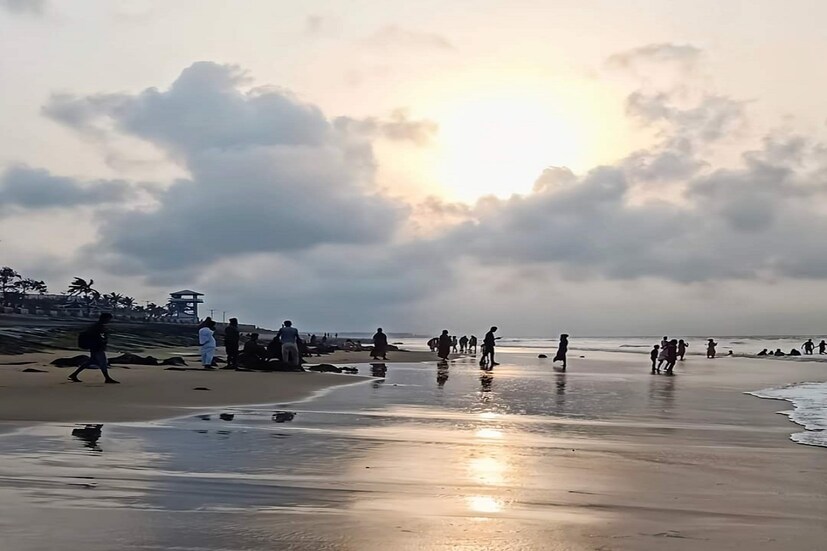 সকালের দিকে ঘন কুয়াশা, তারপর আংশিক মেঘলা আকাশ। রাতের দিকে তাপমাত্রা কমবে। আবহাওয়ার মত সুইং এ আবারও শীত প্রবেশের ইঙ্গিত।বছরের শুরুতেই হালকা শীতের আমেজে দিঘায় পর্যটকের ঢল নেমেছে।