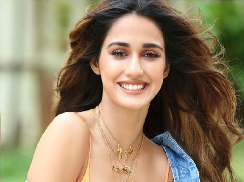 শরীর তো নয় যেন একেবারে টানটান বিভঙ্গ৷ পারফেক্ট শরীরি হিসেবনিকেশ৷  লাস্য এবং তিনি যেন সমার্থক। তাঁর নতুন ফটো-ভিডিও মানেই লক্ষ হৃদয়ে ঝড়৷ তিনি দিশা পাটানি। ছবি পোস্ট করতেই যত ক্ষণ! ৩০-এর অভিনেত্রীর অভিনয় দক্ষতা নিয়ে নানারকম কথা থাকলেও তাঁর চুঁইয়ে পড়া শরীরি যৌবন নিয়ে কারো কোনও সন্দেহ  নেই৷