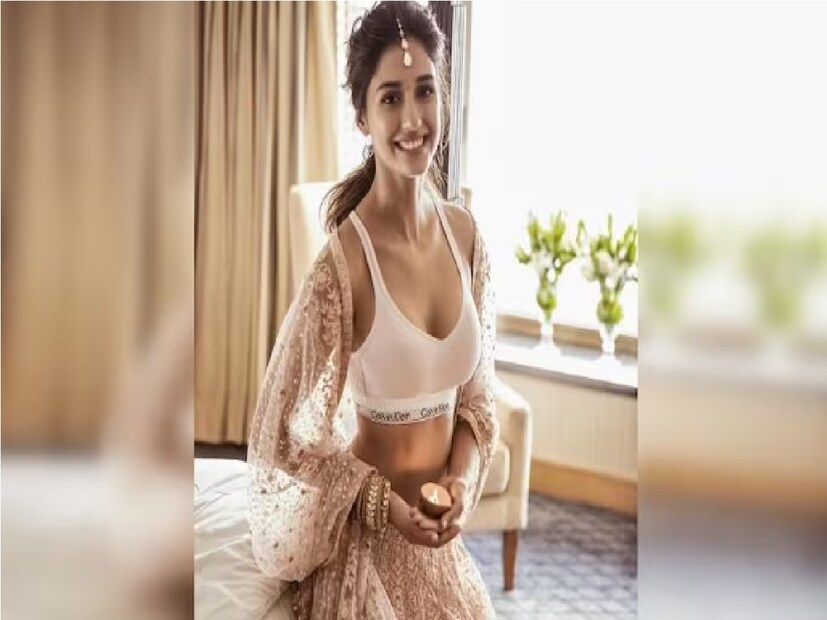 মাঝেমধ্যেই খোলামেলা পোশাকে ইনস্টাগ্রামে নিজের ছবি পোস্ট করেন দিশা। কখনও বিকিনি, কখনও আবার রকমারি অন্তর্বাস। অনুরাগীদের মনে কী ভাবে ঝড় তুলতে হয়, তা নিয়ে কোনও সন্দেহ নেই দিশার মনে৷