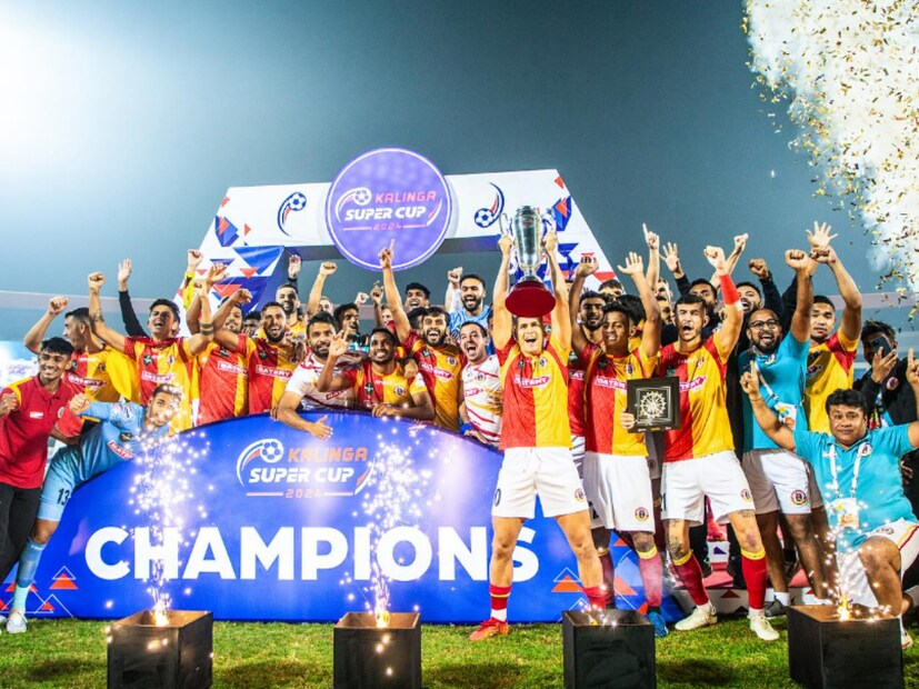 কলিঙ্গ সুপার কাপের রদ্ধশ্বাস ফাইনালে ওড়িশা এফসিকে ৩-২ গোলে হারিয়ে চ্যাম্পিয়ন হয়েছে ইস্টবেঙ্গলল। দীর্ঘ ১২ বছরের ট্রফির খরা কেটেছে ময়দানের লাল-হলুদ তাবুর।  (ছবি সৌ: ইস্টবেঙ্গল ফেসবুক)