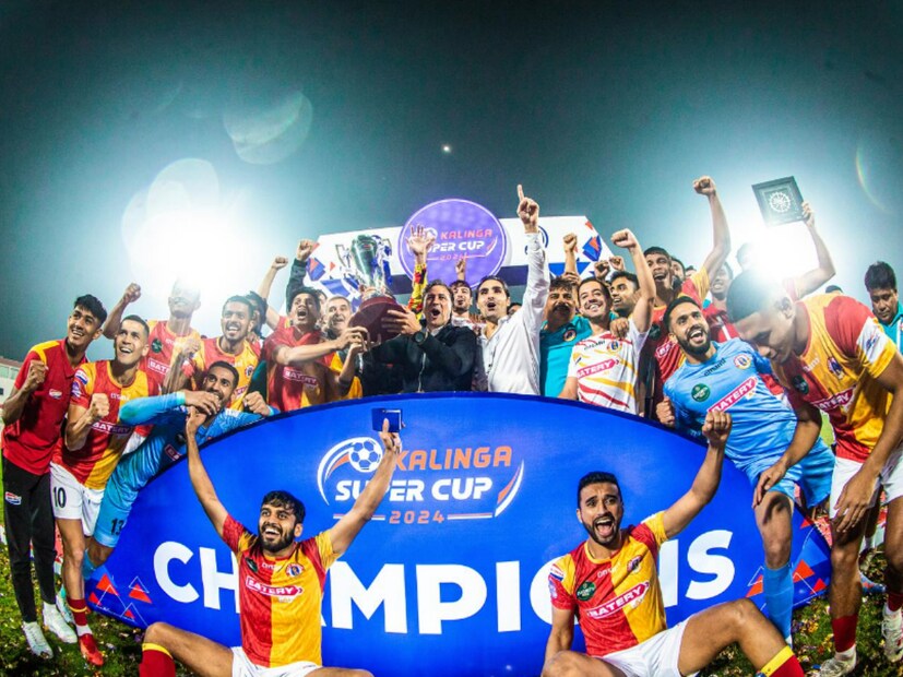 কলিঙ্গ স্টেডিয়ামে ১২০ মিনিটের টানটান লড়াইয়ের পর শেষ বাঁশি বাজতেই আবেগ ও উচ্ছ্বাসের বাঁধ ভেঙেছে লাল-হলুদ জনতার। রাতভর সেলিব্রেশনে মেতেছেন ফ্যানেরা।  (ছবি সৌ: ইস্টবেঙ্গল ফেসবুক)