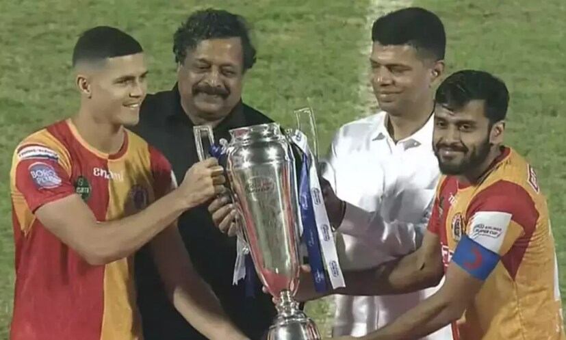 ম্যাচে ট্রফি দেওয়া সময় শৌভিক চক্রবর্তীর হাতে ক্যাপ্টেম আর্মব্যান্ড পরিয়ে দেন ক্লেইটন। শৌভিকের হাতেই ট্রফি তুলে দেন তিনি। শৌভিকও সৌজন্যতা দেখিয়ে দুজন মিলে একসঙ্গে ট্রফি তোলেন। 