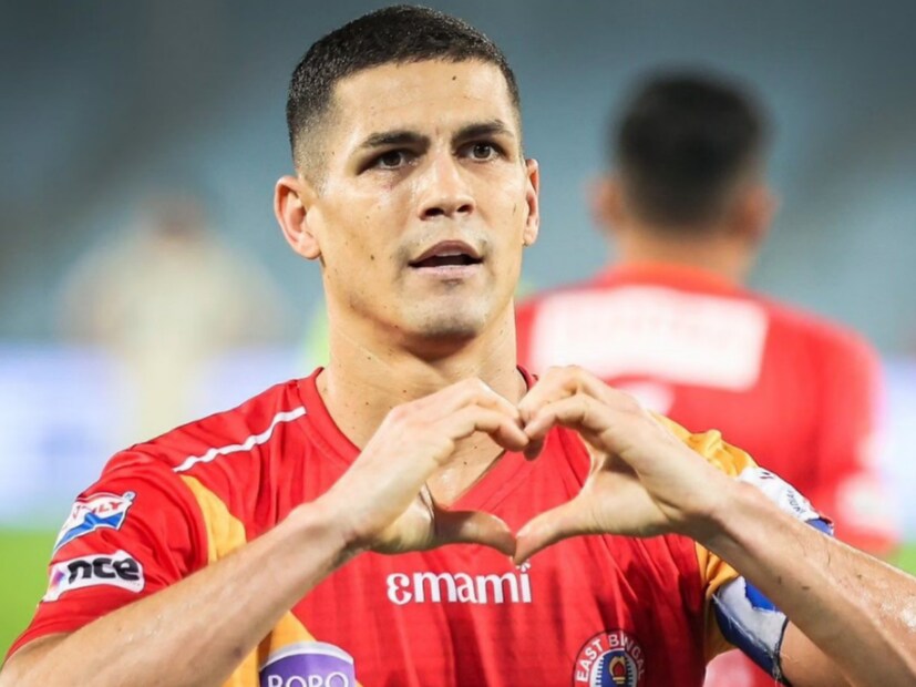 অধিনায়ক হিসেবে শুধু দলকে ট্রফি এনে দেওয়াই নয়, পুরস্কার বিতরণী অনুষ্ঠানে ইস্টবেঙ্গল ক্লাবের বাঙালি ভাবাবেগকে সম্মাব দিয়ে যা করলেন ক্লেইটন, তাতে সকলের মন জিতে নিয়েছেন।