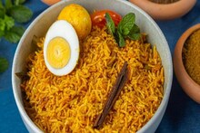 যে পাত্রে রান্না, সে পাত্রেই খাওয়া! শীতের রাতে ঝটপট বানান ডিমের এই 'ওয়ান পট মিল'
