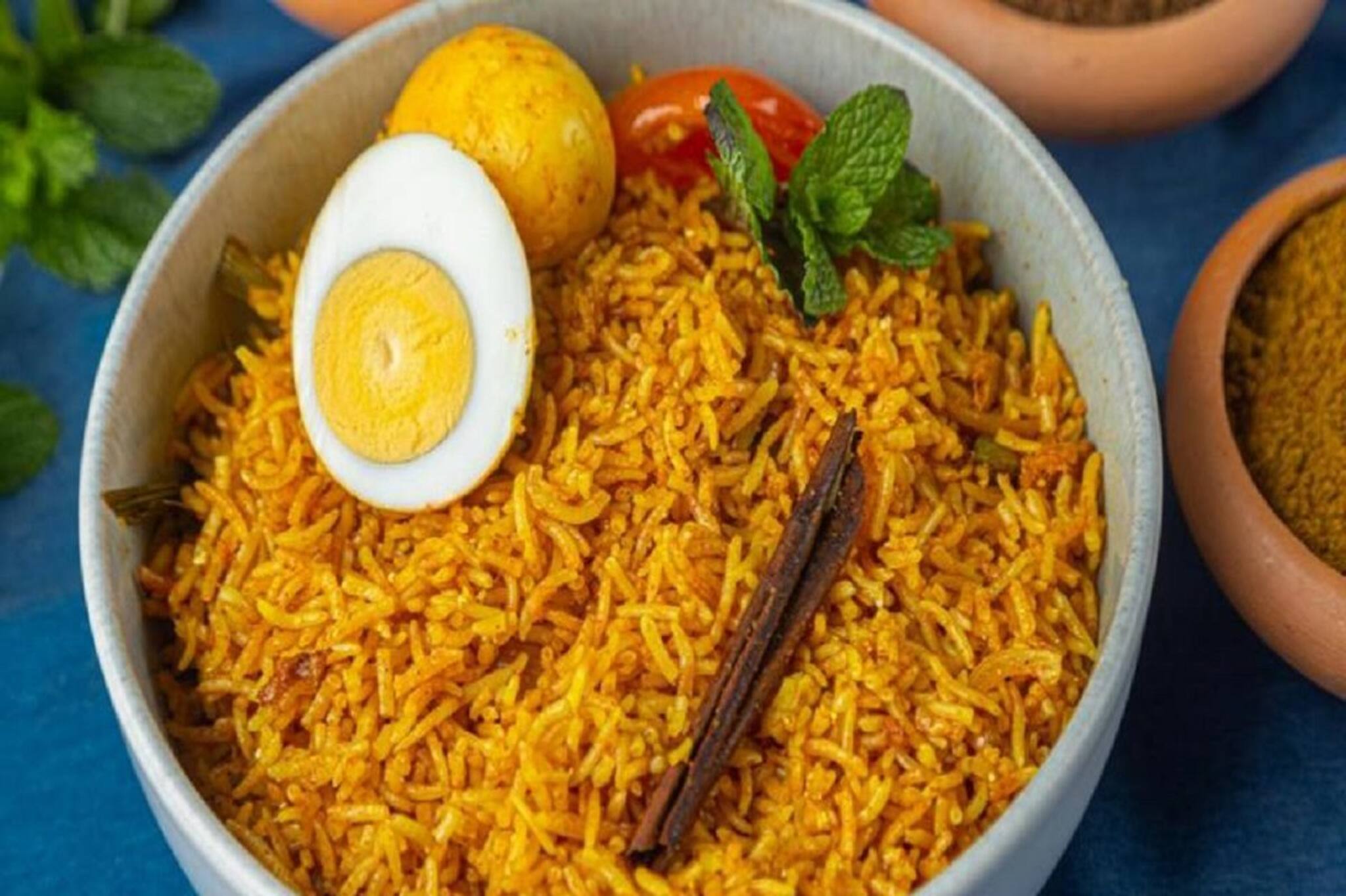 যে পাত্রে রান্না, সে পাত্রেই খাওয়া! শীতের রাতে ঝটপট বানান ডিমের এই 'ওয়ান পট মিল'