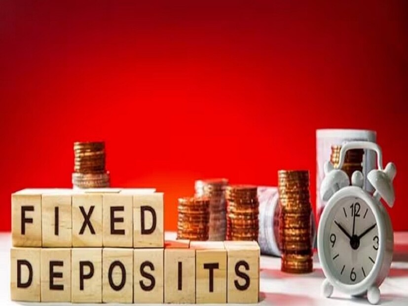 Corporate Fixed Deposit Vs Bank FD: ব্যাঙ্কের ফিক্সড ডিপোজিট সব সময়ই বিনিয়োগের জন্য সকলের কাছে সবচেয়ে জনপ্রিয় ৷ এর সবচেয়ে বড় কারণ হচ্ছে ব্যাঙ্কের এফডি-তে নির্দিষ্ট সুদ পাওয়া যায় ৷ কিন্তু অনেকেই জানেন না যে এফডি-তে টাকা রাখার ক্ষেত্রেও রিস্ক রয়েছে ৷ ফিক্সড ডিপোজিট সাধারণত দু’ধরনের হয়- ব্যাঙ্ক এফডি আর কর্পোরেট এফডি ৷ 