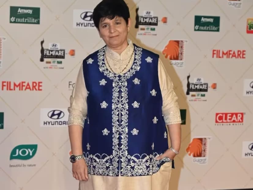 নীল জ্যাকেট সঙ্গে ঘিয়ে রঙের পোশাকে চিরাচরিত সাজে উপস্থিত ছিলেন ফাল্গুনী পাঠক। (ছবি সৌজন্যে: ভাইরাল ভায়ানি)