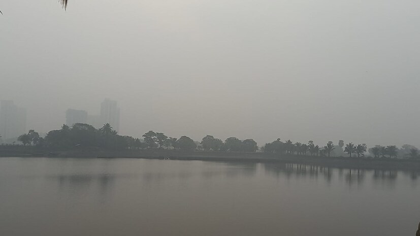 কলকাতায় আজ সকালে হালকা কুয়াশা এবং পরে দিনভর আকাশ মেঘলা থাকার সম্ভাবনা। আজ, বুধবার ও কাল, বৃহস্পতিবার বৃষ্টির সম্ভাবনা বেশি। বৃষ্টি চলবে শুক্রবার পর্যন্ত। মূলত হালকা থেকে মাঝারি বৃষ্টির সম্ভাবনা বেশি। সর্বনিম্ন তাপমাত্রা কলকাতায় এক রাতে চার ডিগ্রি বেড়ে গিয়েছে। পূবালী হাওয়ার প্রভাব বাড়বে। বাতাসে জলীয় বাষ্পের পরিমাণ বাড়বে। 