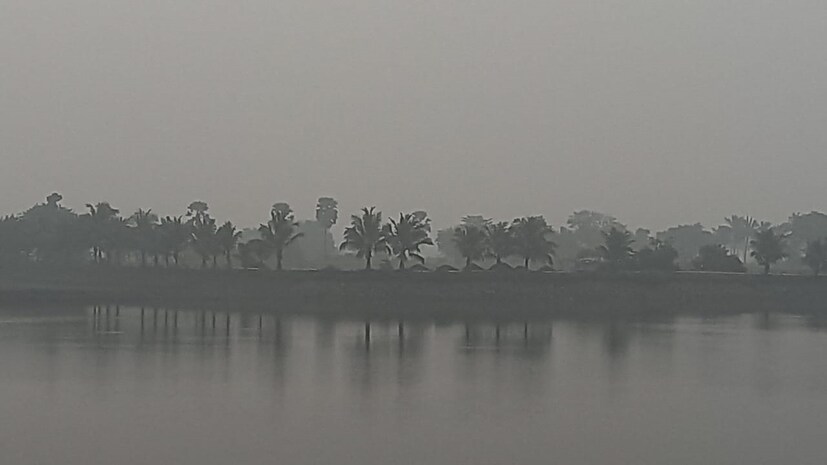পূবালী হাওয়ায় রাতের তাপমাত্রা অনেকটাই বাড়ল রাজ্যে। উত্তর পশ্চিমের হাওয়ার বদলে পূবালী হাওয়ার প্রভাব এরপর আরও বাড়বে বাংলায়। আজ উত্তরবঙ্গের উপরের পাঁচ জেলায় বৃষ্টির সম্ভাবনা বেশি। আগামিকাল, বজ্রবিদ্যুৎ-সহ বৃষ্টির সম্ভাবনা রয়েছে সব জেলাতে। শুক্রবারের মধ্যে দার্জিলিঙের উঁচু এলাকায় হালকা তুষারপাতের সম্ভাবনা। কালিম্পং এ শিলাবৃষ্টির পূর্বাভাস রয়েছে। 