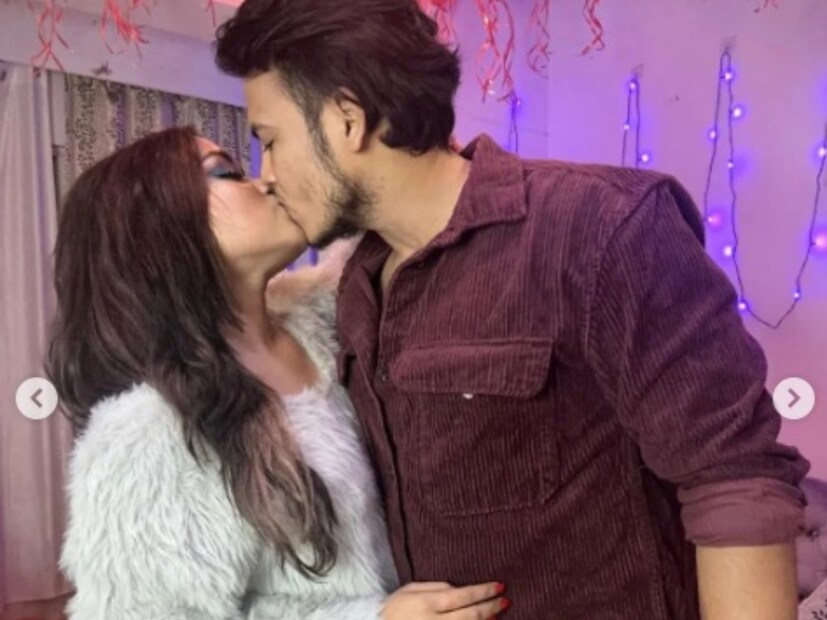 প্রেমিকের ঠোঁটে ঠোঁট ডুবিয়ে গাঢ় চুম্বনে মত্ত অনন্যা৷ এই ছবি দেখেই সমালোচনার মুখে পড়েছেন গায়িকা৷ রোম্যান্টিক মুহূর্তের ছবি দেখে শুরু হয়েছে চর্চা৷ শালীনতার সীমা পাড় করেছেন বলে মন্তব্যে ভরিয়ে দিয়েছেন নেটিজেনরা৷