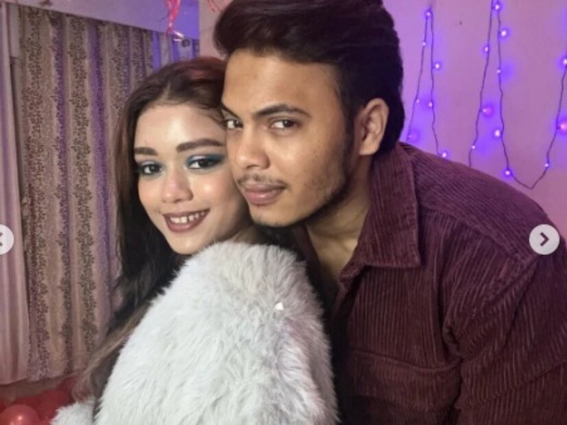 কালো প্যান্ট, সাদা রঙের সোয়েটার এদিন সেজেছিলেন অনন্যা৷ অন্যদিকে মেরুন রঙের শার্ট এবং কালো জিন্স পরেছিলেন বিশাল৷ নিজেদের স্পেশ্যাল মুহূর্ত ক্যামেরাবন্দি করে সোশ্যালে পোস্ট করতেই তোলপাড় হয়েছে নেটদুনিয়া৷