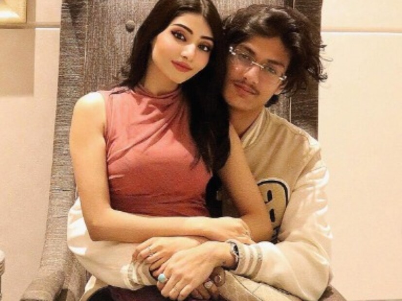 এখানেই শেষ নয়, অন্য এক ছবিতে প্রেমিকা দামিনীকে কোলে বসিয়ে ছবিতে পোজ দিয়েছেন ঝিনুক৷  আদুরে মুহূর্তে দেখা মাত্রই ছবি ভাইরাল হয়েছে৷ কখনও ডিনার ডেট তো কখনও পার্টি হামেশাই অন্তরঙ্গ মুহূর্তে নজর কাড়েন শ্রাবন্তীর ছেলে ও হবু বউমা৷
