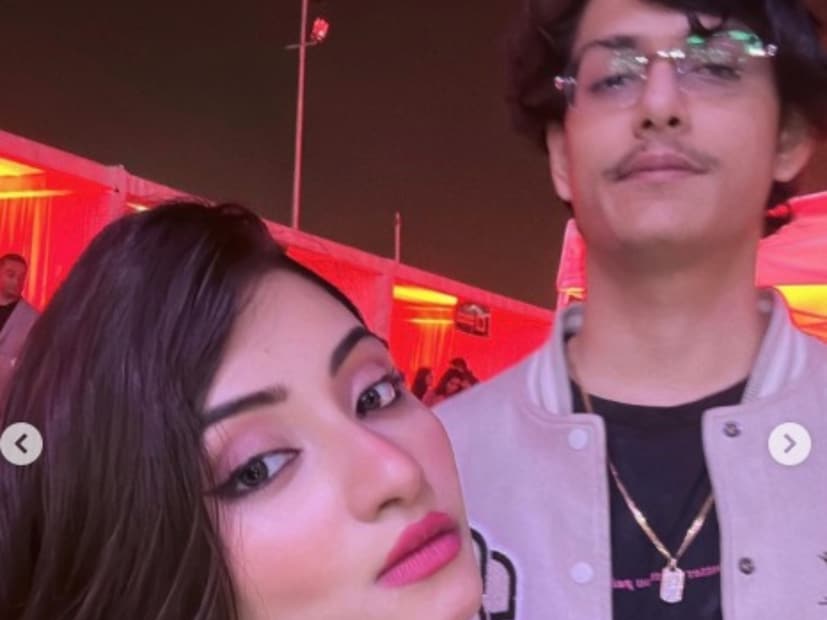 হাতে পানীয়র গ্লাস ধরে প্রেমিকার সঙ্গে লেন্সবন্দি হয়েছেন শ্রাবন্তী পুত্র৷  এই ছবি দেখা মাত্রই রেগে আগুন হয়েছেন নেটিজেনরা৷ অনেকেই মন্তব্য করে ক্ষোভ উগরে বলেছেন- মায়ের পয়সা থাকলে ছেলে এভাবেই উচ্ছন্নে যায়৷