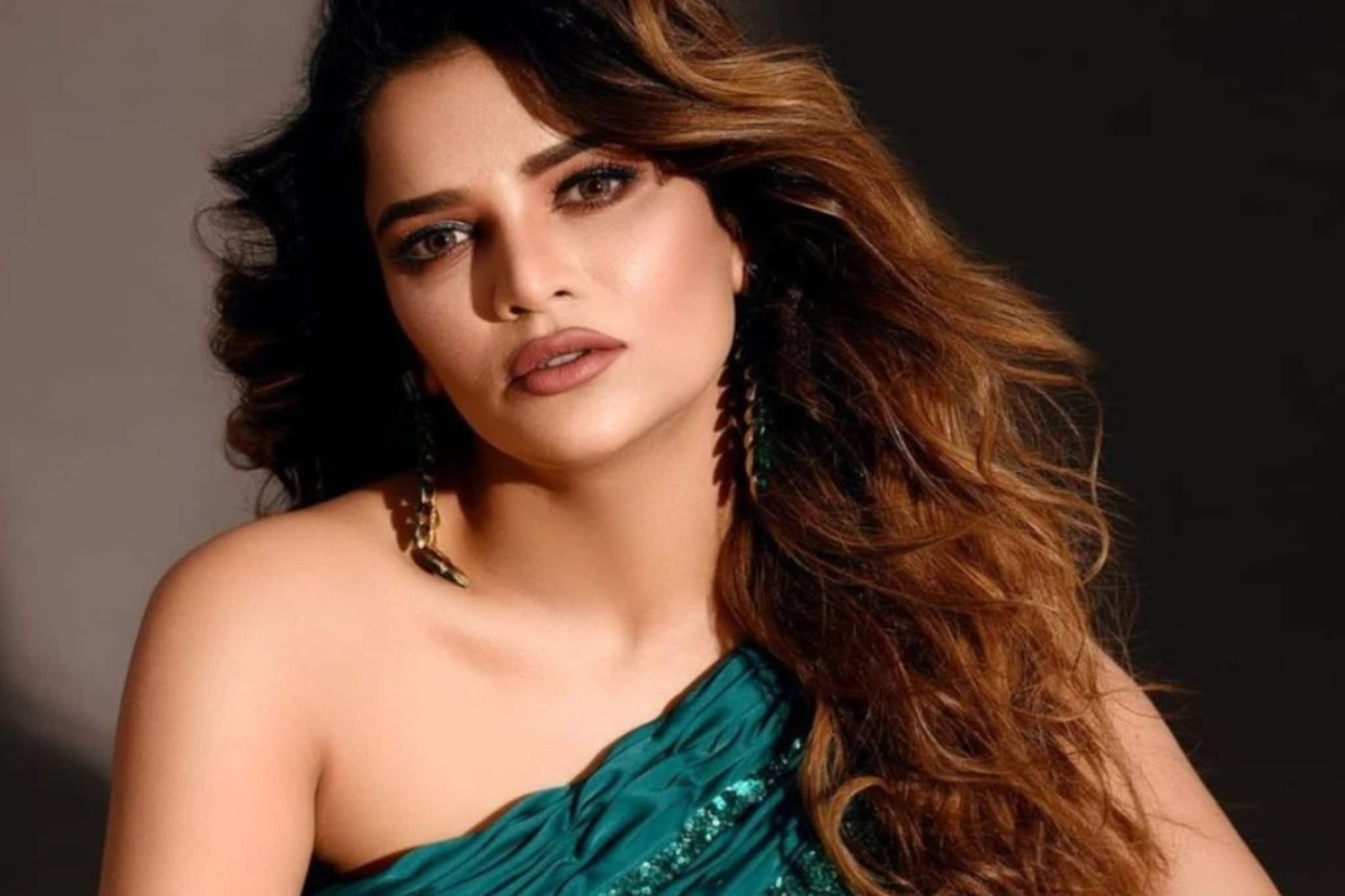 হাতে লাগানো স্যালাইন, হাসপাতালে ভর্তি অর্চনা গৌতম! কাতরাচ্ছেন বিছানায় শুয়ে