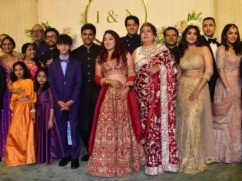 মেয়ের রিসেপশনের দিন সন্ধ্যায় সপরিবারে পোজ দেন আমির খান৷ তবে সকলের মধ্যে দেখা মিলল না ইরার সৎ মা কিরণ রাওয়ের৷ শেষলগ্নে এসে কেন এলেন না কিরণ রাও, তা নিয়ে ইতিমধ্যেই জল্পনা শুরু হয়েছে৷