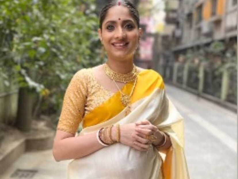শাড়ির উপর দিয়েই স্পষ্ট বেবিবাম্প৷ হাতে শাখা-পলা, গা ভর্তি গয়না, মাথায় সিঁদুর পরে সাধের দিন সেজেছেন মোহর৷ সকলেই হবু মা-কে শুভেচ্ছায় ভরিয়ে দিয়েছেন৷