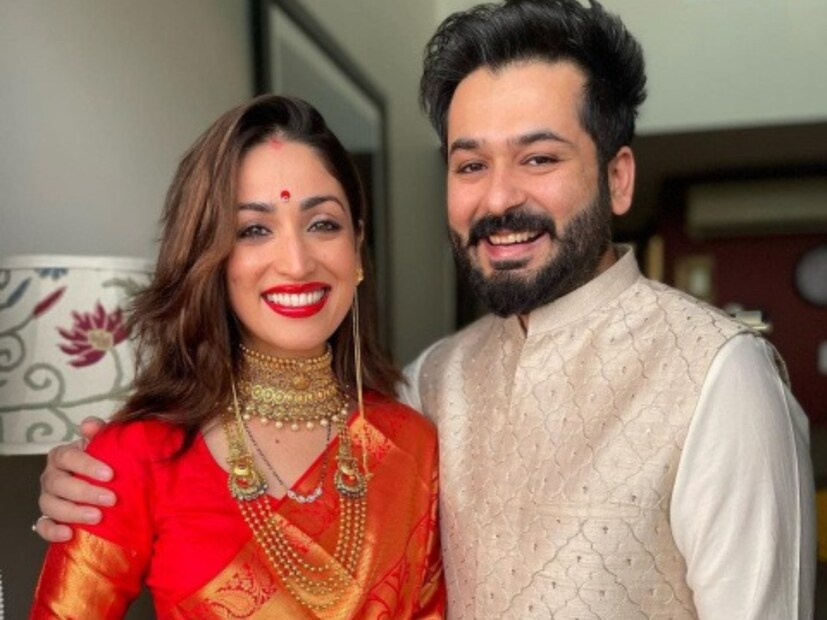 গতকাল অর্থাৎ ২৬ জানুয়ারি পরিবারের সঙ্গে শপিং করতে গিয়েছিলেন ইয়ামি গৌতম৷ শপিং মল থেকে বেরোতেই পাপারাৎজির ক্যামেরায় লেন্সবন্দি হন অভিনেত্রী৷ এবং ওড়না দিয়ে পেট ঢাকতেই শুরু হয়েছে বিরাট চর্চা৷