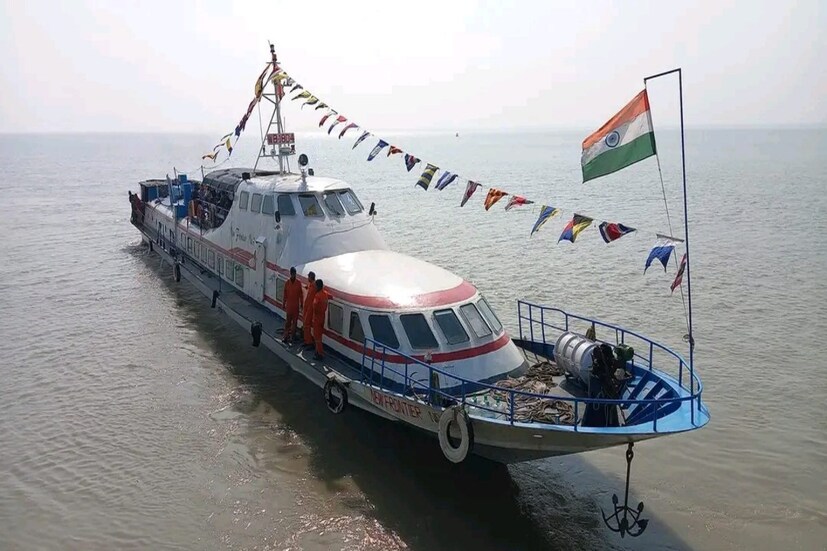 এই ক্রুজ পরিষেবার দায়িত্বে থাকা 'অসপ্রে ওয়াটার ওয়েস' সংস্থার ওয়েবসাইটে গিয়ে আপনি টিকিট বুক করতে পারেন। শুক্র, শনি ও রবিবার সকাল সাড়ে ৯ টা থেকে ডায়মন্ডহারবার জেটিঘাট হয়ে রওয়ানা দেবে ক্রুজ। 