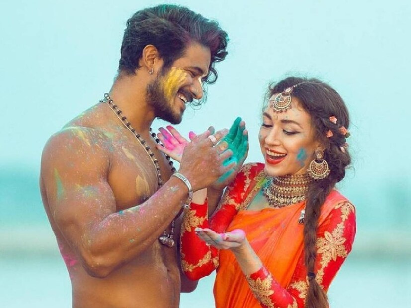 বিয়ের সুখবর যদিও এখনও পাওয়া যায়নি। সোশ্যাল মিডিয়া জুড়ে তাঁদের ছবি দেখা যায়। হঠাৎই বড় ‘সারপ্রাইজ’ দিয়ে বসলেন যুগল।