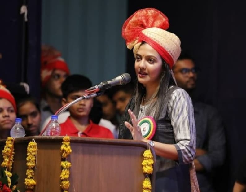 তিনি ২০১৮ সালে ৫ র‍্যাঙ্ক পেয়েছেন এবং তাঁর ব্যাচের মহিলা টপার হয়েছিলেন। তাঁর মার্কশিট বিভিন্ন সোশ্যাল মিডিয়া প্ল্যাটফর্মে ভাইরাল হয়য়ে যায়। ২৪ এপ্রিল, ২০২২-এ, IAS সৃষ্টি জয়ন্ত দেশমুখ এবং তাঁর ব্যাচমেট, IAS ড. নাগার্জুন বি গৌড়া বিবাহবন্ধনে আবদ্ধ হন। 