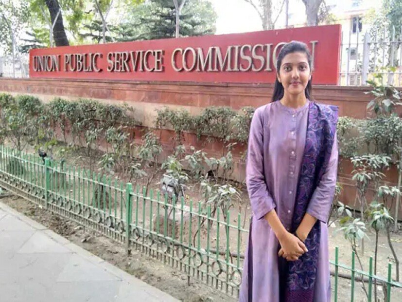 একজন IAS অফিসার হওয়া অনেকেরই স্বপ্ন থাকলেও, তা হওয়া সকলের জন্য সম্ভব নয়। কারণ এটি আর পাঁচটা পরীক্ষার মতো অত সহজ নয়। সারা দেশ জুড়ে লাখ লাখ ছেলে-মেয়ের থেকে মাত্র হাতে গোনা কয়েকজন সফল হন UPSC পরীক্ষায়। 