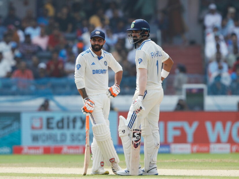 লাঞ্চের পর আউট হন শ্রেয়স আইয়ার। ৩৫ রান করে তিনি। এরপর কেএল রাহুল ও রবীন্দ্র জাদেজা মিলে এগিয়ে নিয়ে যান দলের স্কোর বোর্ড। অর্ধশতরানের পার্টনারশিপ করেন তারা। ৮৬ রানে সাজঘরে ফেরেন কেএল রাহুল। চা বিরতি পর্যন্ত ক্রিজে ছিলেন রবীন্দ্র জাদেজা ও এসকে ভরত। ভারতের স্কোর ছিল ৩০৯ রানে ৫ উইকেট।