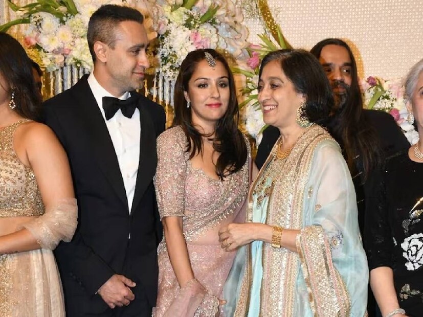 বলিউড জগতের সঙ্গে যুক্ত এমন অনেক শিল্পীকেও দেখা গেল এই পার্টিতে, যাঁরা দীর্ঘদিন অভিনয় থেকে দূরে রয়েছেন। তাঁদের মধ্যে একজন আমিরের ভাগ্নে ইমরান খান। সঙ্গে ছিলেন প্রেমিকা লেখা ওয়াশিংটন। 
