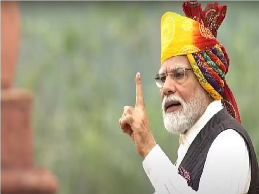 এর আগে ২০২২ সালে, ৭৬তম স্বাধীনতা দিবসে, প্রধানমন্ত্রী নরেন্দ্র মোদি একটি সাদা পাগড়ি পরেছিলেন। এতে তিরঙ্গা ডোরা কাটা ছিল। গত স্বাধীনতা দিবসের ট্যাগলাইন ছিল 'হর ঘর তিরঙ্গা' যে  প্রচারের সঙ্গে মিলে যায় তাঁর সাজগোজটি৷  পাগড়িটি প্রধানমন্ত্রী মোদির সাদা কুর্তা এবং নীল জ্যাকেটের সাজকে আরও দারুণ করে তুলেছিল৷