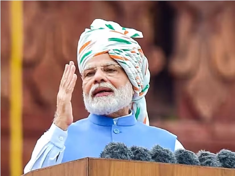 এমনকি ২০২১ সালের ৭৫ তম স্বাধীনতা দিবস উপলক্ষ্যে, প্রধানমন্ত্রী মোদিকে ট্র্যাডিশানাল পোশাকেই দেখা গিয়েছিল। প্রধানমন্ত্রী মোদি ঐতিহ্যবাহী কুর্তা এবং চুড়িদার, নীল জ্যাকেটের সাথে জাফরান পাগড়ি পরেছিলেন৷